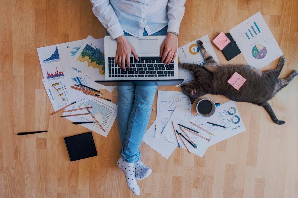 mujer haciendo homme office con un gato a lado