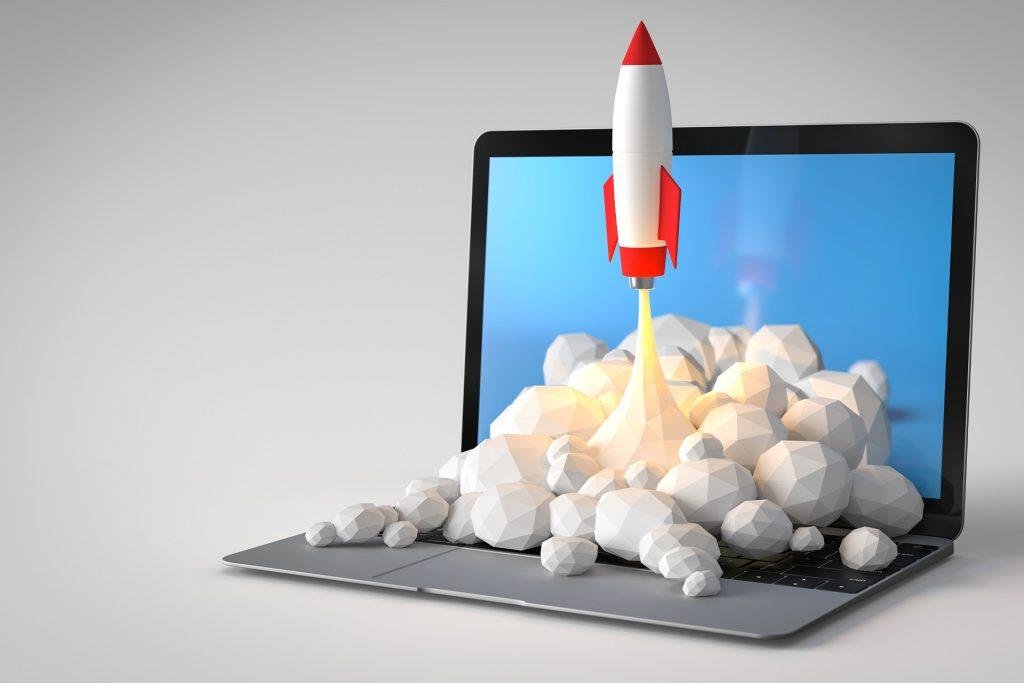 cohete despegando desde una laptop