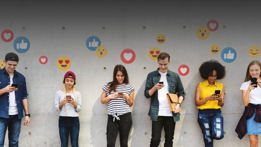 Personas con celular mandando mensajes de redes sociales