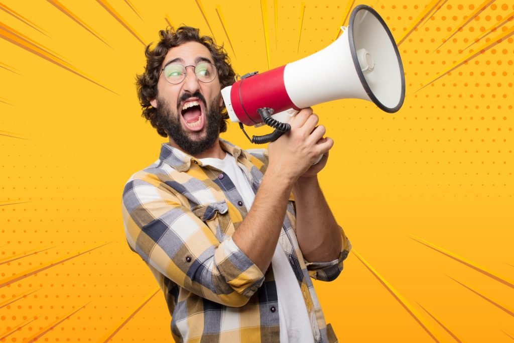 Hombre con megáfono - publicidad digital