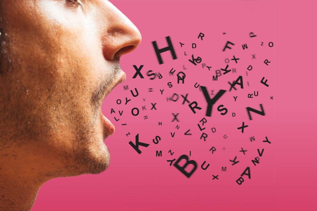 persona escupiendo palabras clave